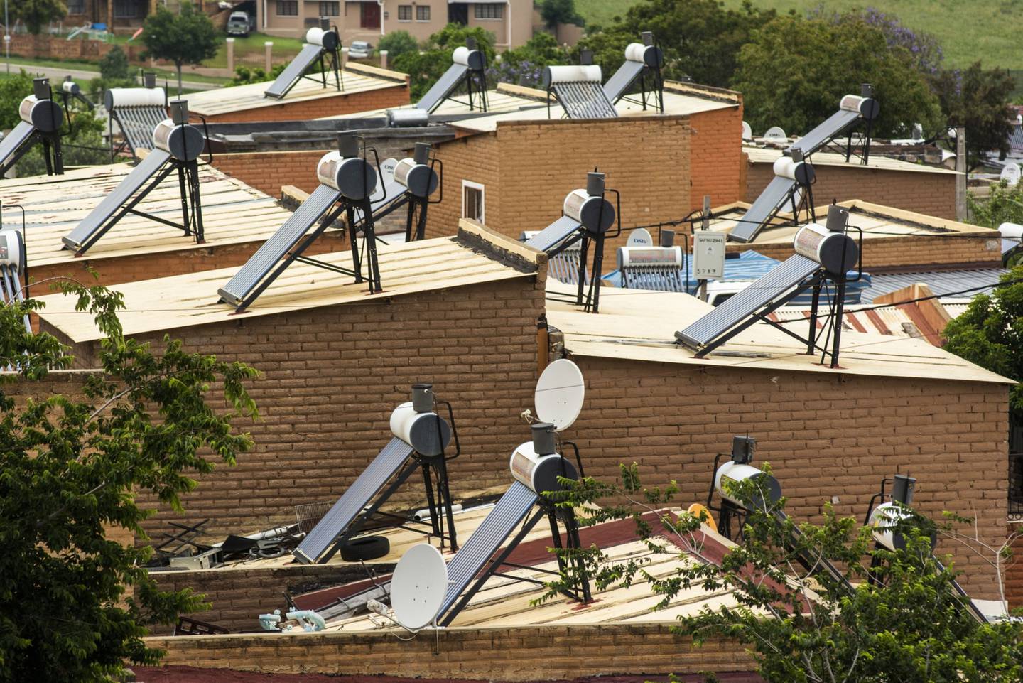 Calentadores solares en los techos de viviendas populares en Alexandra, Johannesburgo, Sudáfrica.