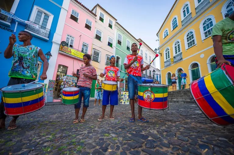Un grupo de jóvenes tamborileros brasileños se abren paso entre los coloridos edificios de la zona del Pelourinho en Salvador, una de las áreas con una gran población aforbrasileña.dfd