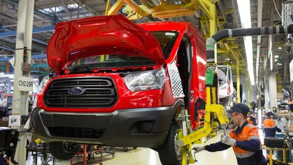 Ford anuncia que suspenderá operaciones en Rusiadfd