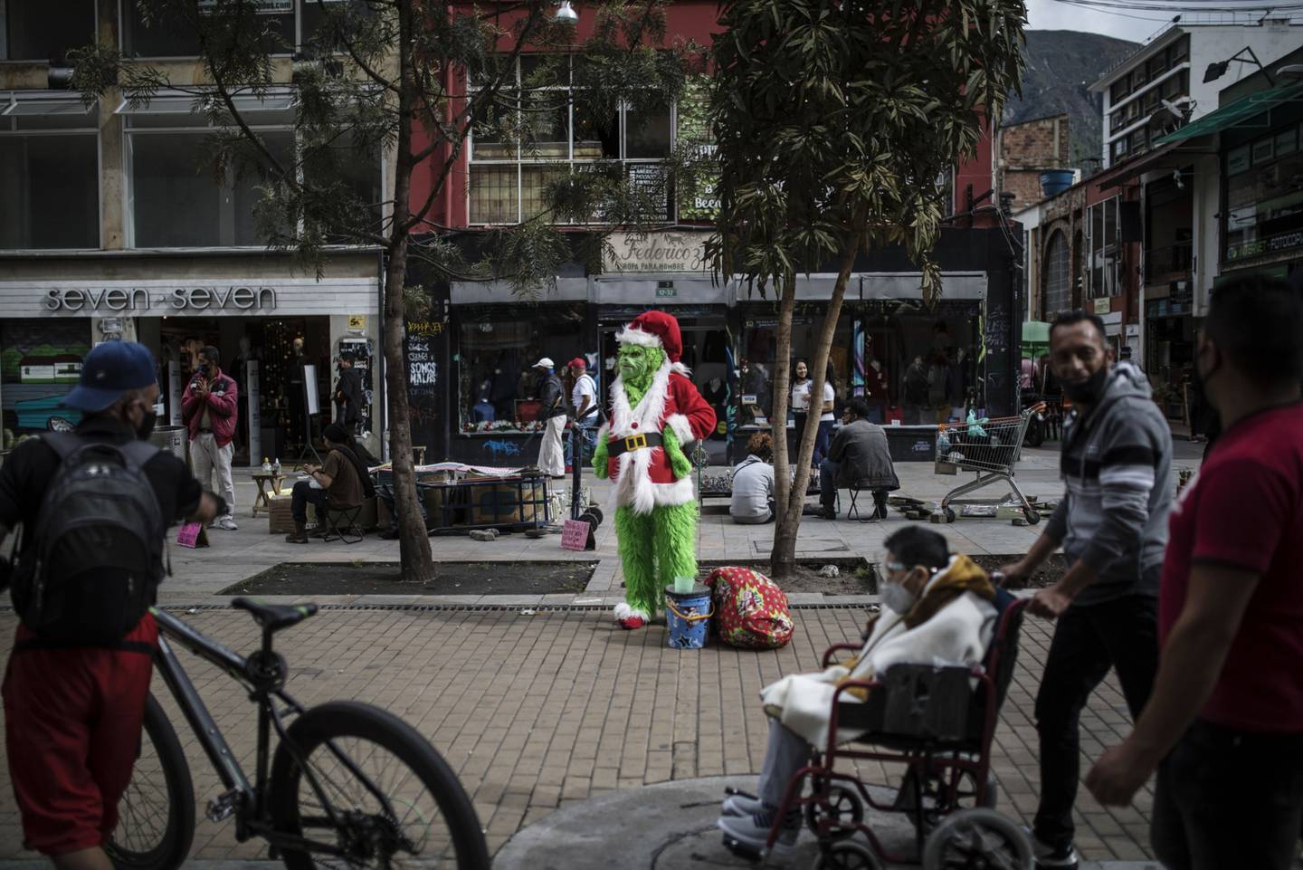 Un artista disfrazado del Grinch en el centro de Bogotá, Colombia, el martes 8 de diciembre de 2020.
