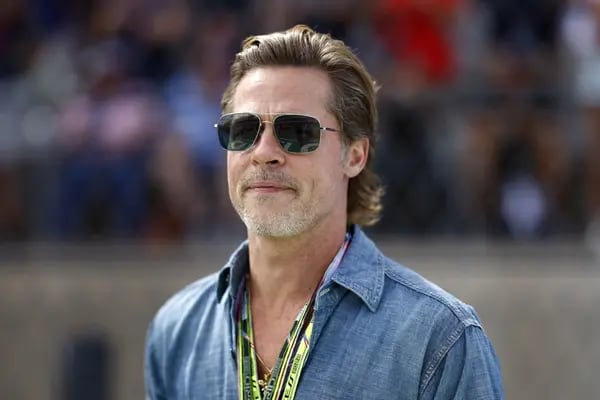 El actor mira desde la parrilla durante el Gran Premio de F1 de EE.UU. en el Circuito de las Américas el 23 de octubre de 2022 en Austin, Texas.