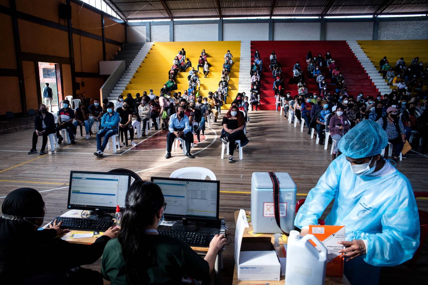 Ciudadanos esperan su turno para recibir una vacuna contra el Covid-19 en la escuela preparatoria Consejo Provincial, en Quito.dfd