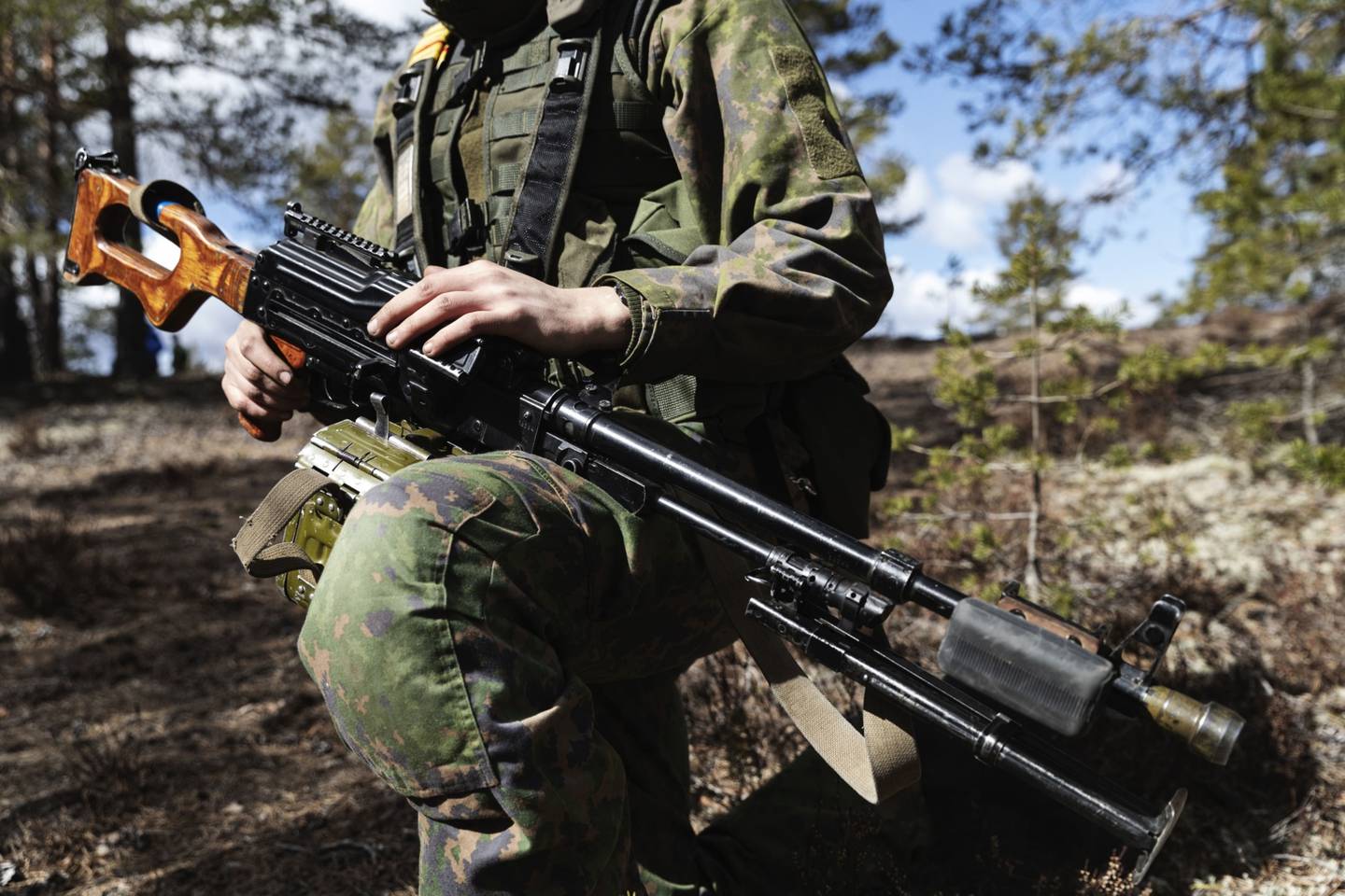 Suecos e finlandeses são cada vez mais a favor da adesão à OTAN após a invasão da Ucrânia pela Rússia, aumentando a pressão sobre os líderes dos países para mudar as políticas de não alinhamento militar.