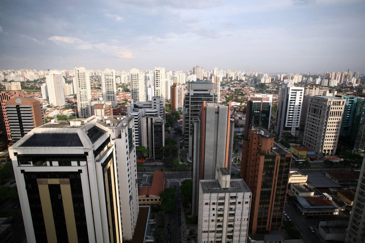 El sol se refleja en los edificios del distrito de Itaim Bibi en Sao Paulo, Brasil, visto el domingo 18 de noviembre de 2007. Fotógrafo: Andrew Harrer/Bloomberg News