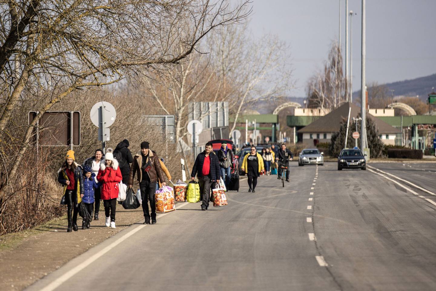 Residentes ucranianos cruzan a Hungría en el paso fronterizo de Beregsurany.