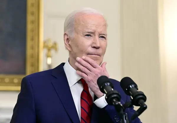 Biden dijo que había firmado un paquete de seguridad nacional de 95.000 millones de dólares y afirmó que la ayuda a Ucrania empezaría a llegar en "horas".