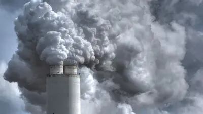 Emisiones de humo de una central eléctrica industrial de carbón.