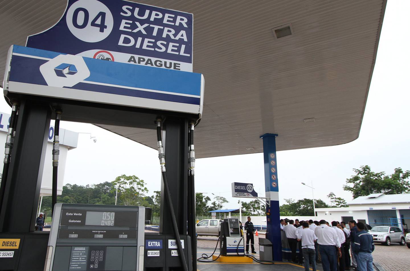 El presidente Guillermo Lasso fijó el precio de la gasolina de bajo octanaje en US$ 2,40.
