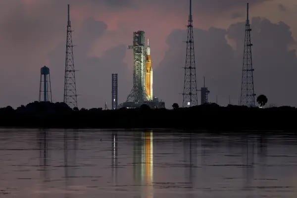 El cohete Artemis I de la NASA en el Centro Espacial Kennedy el 30 de agosto