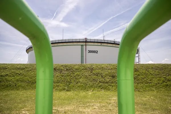 Un tanque de almacenamiento de petróleo más allá de las tuberías en la refinería de petróleo de Duna, operada por MOL Hungarian Oil & Gas Plc, en Szazhalombatta, Hungría, el jueves 26 de mayo de 2022.