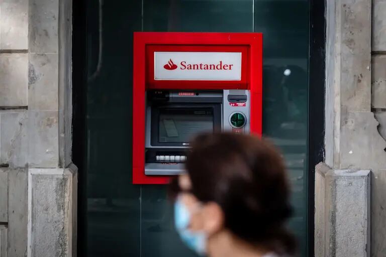 Santander será uno de los bancos afectados por el paro de la semana que viene. Foto: Angel Garcia/Bloombergdfd