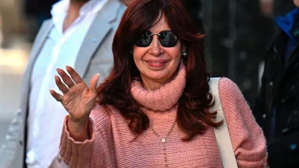 Cristina Kirchner é condenada a seis anos de prisão por corrupçãodfd