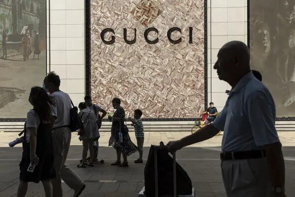 Gucci já está ajustando o maximalismo de sua marca registrada para atrair um público além da base de fãs da geração Y