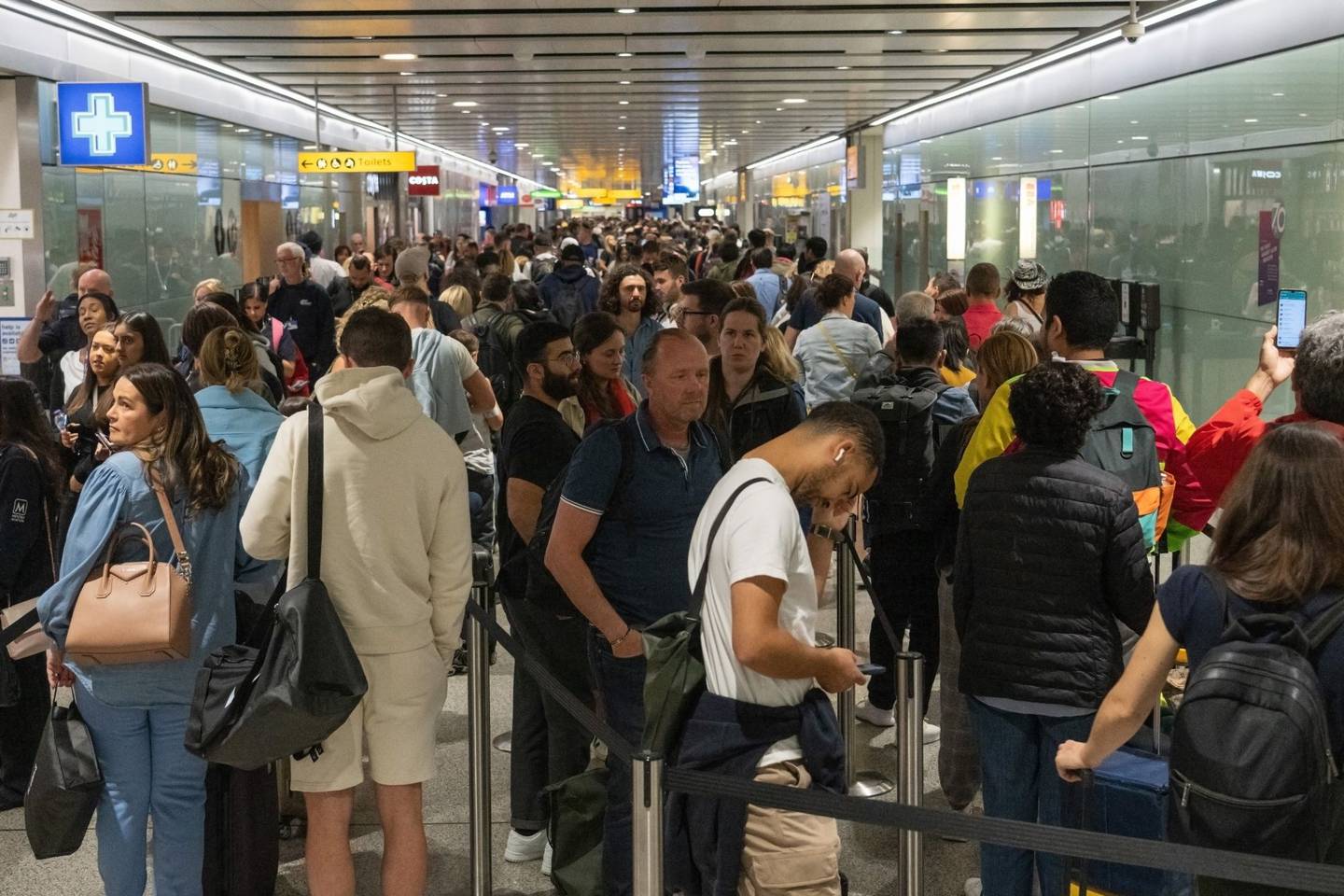 Passageiros aguardam em filas extensas e confusas no aeroporto de Heathrow, em Londres, no início de junho