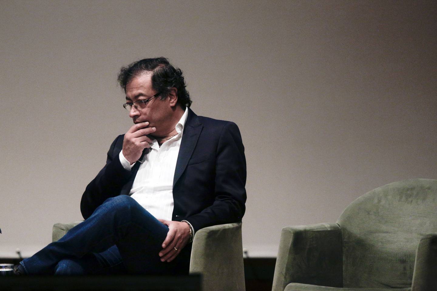 Gustavo Petro escucha durante un debate del Foro Nacional Ambiental (FNA) en Bogotá, Colombia, el martes 23 de enero de 2018.dfd