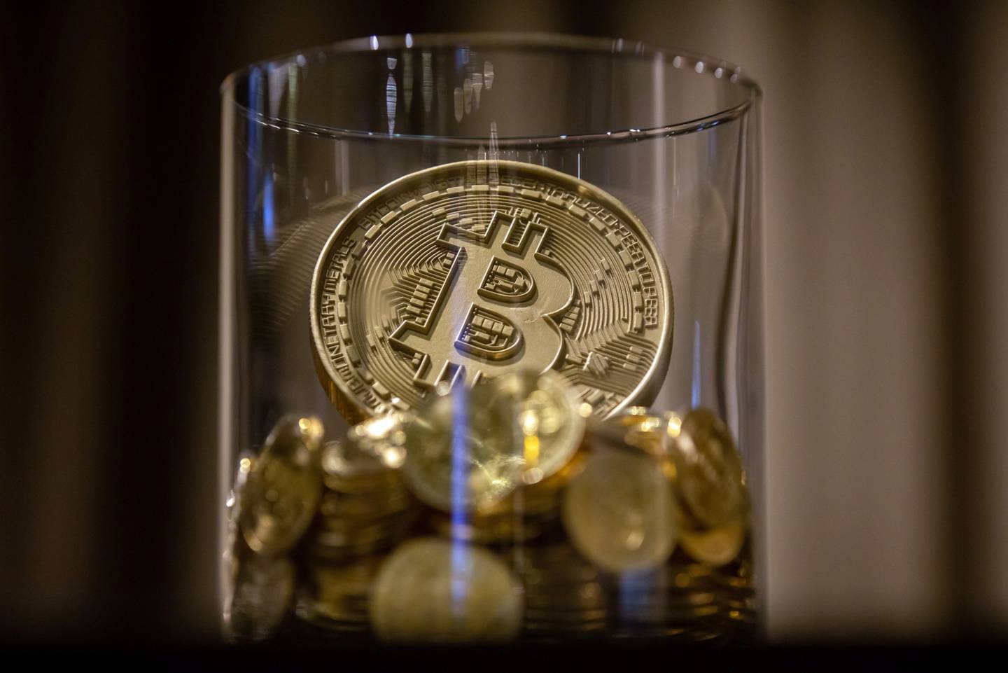 Un token de bitcoin dispuesto en un intercambio de criptodivisas CoinUnited en Hong Kong, China