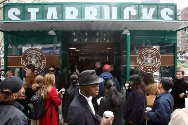 Starbucks cumple 50 años y anima a sus rivales más que nunca