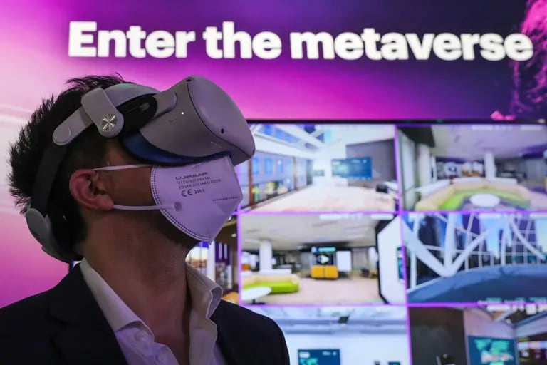 Un persona usa un visor de Realidad Virtualdfd