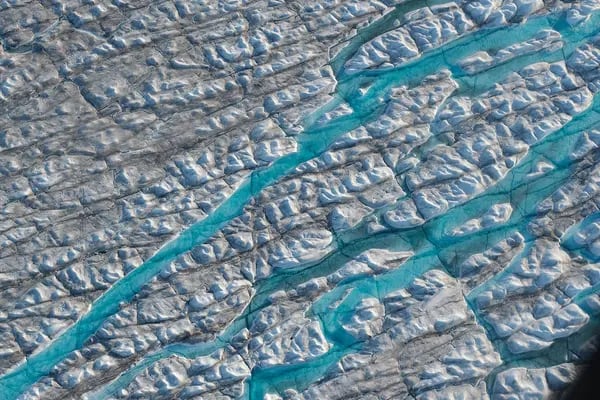 En esta vista, desde un avión, ríos de agua tallan la capa de hielo de Groenlandia cerca del glaciar Sermeq Avangnardleq, el 04 de agosto de 2019, cerca de Ilulissat, Groenlandia.