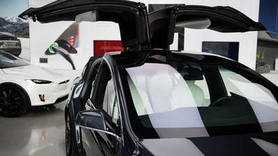 Tesla llama a revisión a más de un millón de autos por problema con las ventanasdfd