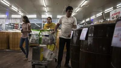 Un grupo de personas compra en un supermercado de Lahore, Pakistán, el 30 de marzo de 2023. El aumento de la inflación y las subidas de impuestos aplicadas para cumplir las condiciones de la ayuda del Fondo Monetario Internacional están mermando el poder adquisitivo de los consumidores, según Bloomberg Economics.