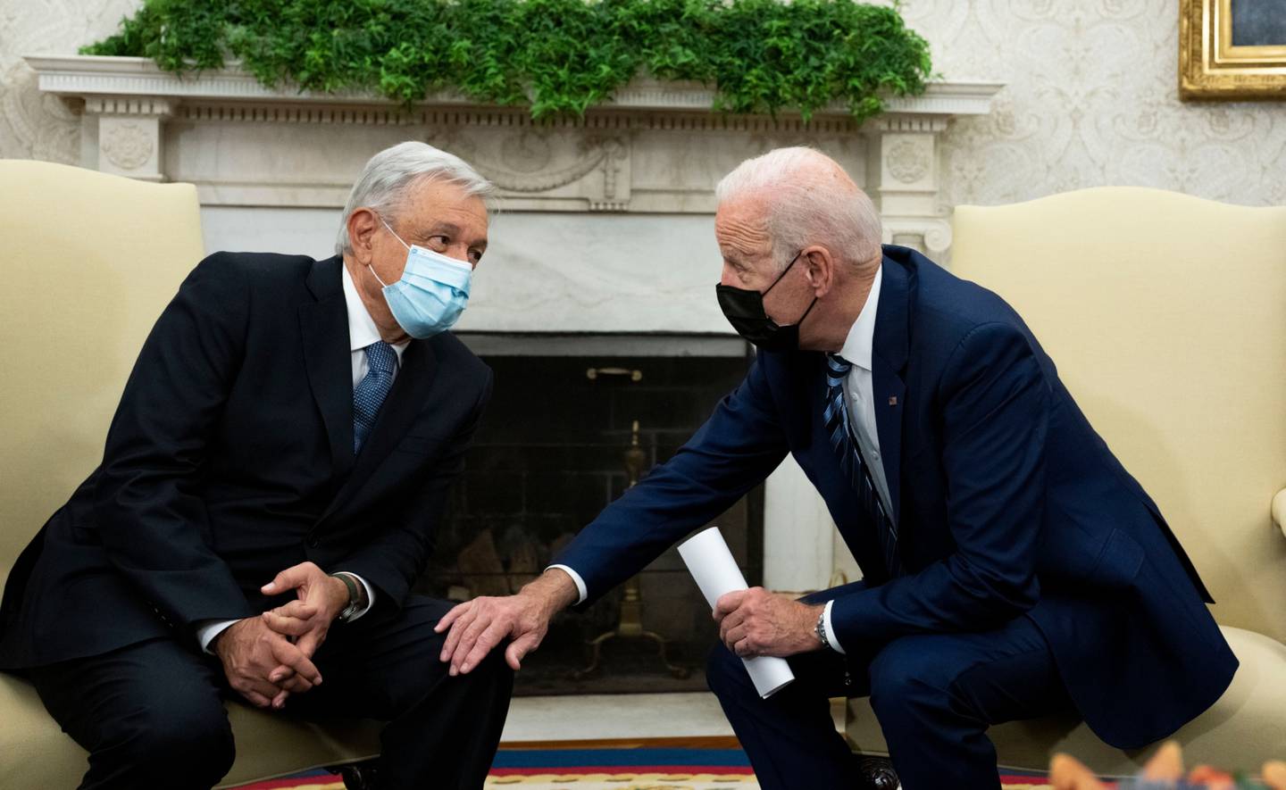 El presidente de Estados Unidos, Joe Biden, habla con su homólogo mexicano Andrés Manuel López Obrador durante un encuentro en la Oficina Oval de la Casa Blanca en Washington, D.C. en noviembre de 2021.