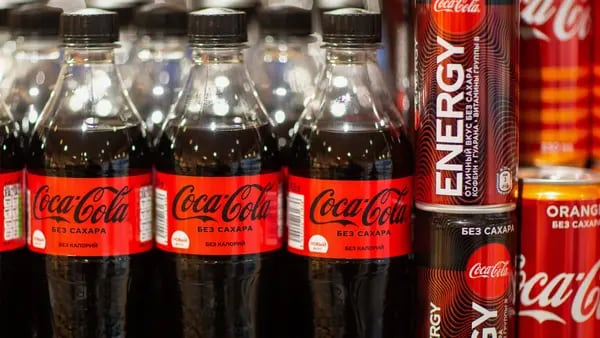 Coca-Cola anuncia suspensión de operaciones en Rusiadfd