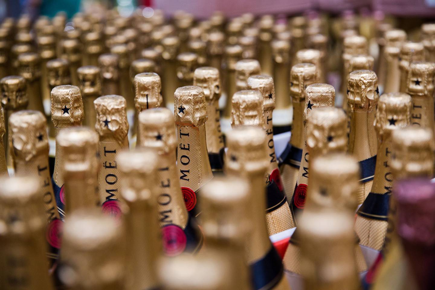Botellas de champán Moet y Chandon se muestran a la venta dentro de una tienda de Costco Wholesale Corp. en Miami, Florida, Estados Unidos, el lunes 5 de diciembre de 2016.