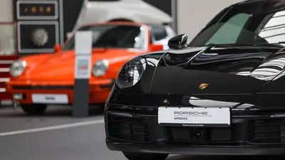 Porsche 911 Carrera 4 GTS Cabriolet: modelos esportivos de luxo da montadora alemã estão entre os preferidos dos brasileiros (Foto: Alex Kraus/Bloomberg)