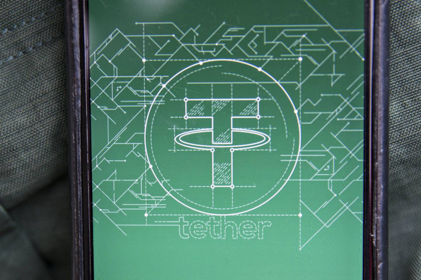 El logo de Tether se ve en un smartphone, en Washington, D.C., el martes 5 de diciembre de 2017. Tether, que empezó a cotizar en 2015, se describe como una alternativa estable a las salvajes oscilaciones de precio del bitcoin. Fotógrafo: Andrew Harrer/Bloomberg