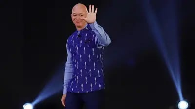 Jeff Bezos, fundador y CEO de Amazon saluda durante un evento de Amazon en Nueva Delhi, India.
