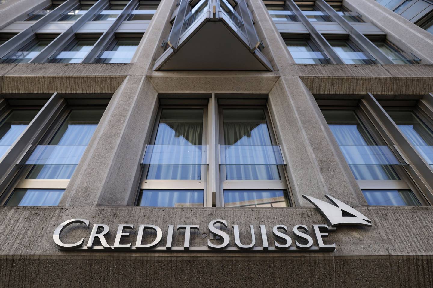 Un cartel sobre la entrada de una sucursal bancaria de Credit Suisse Group AG en Zug, Suiza, el jueves 28 de abril de 2022.