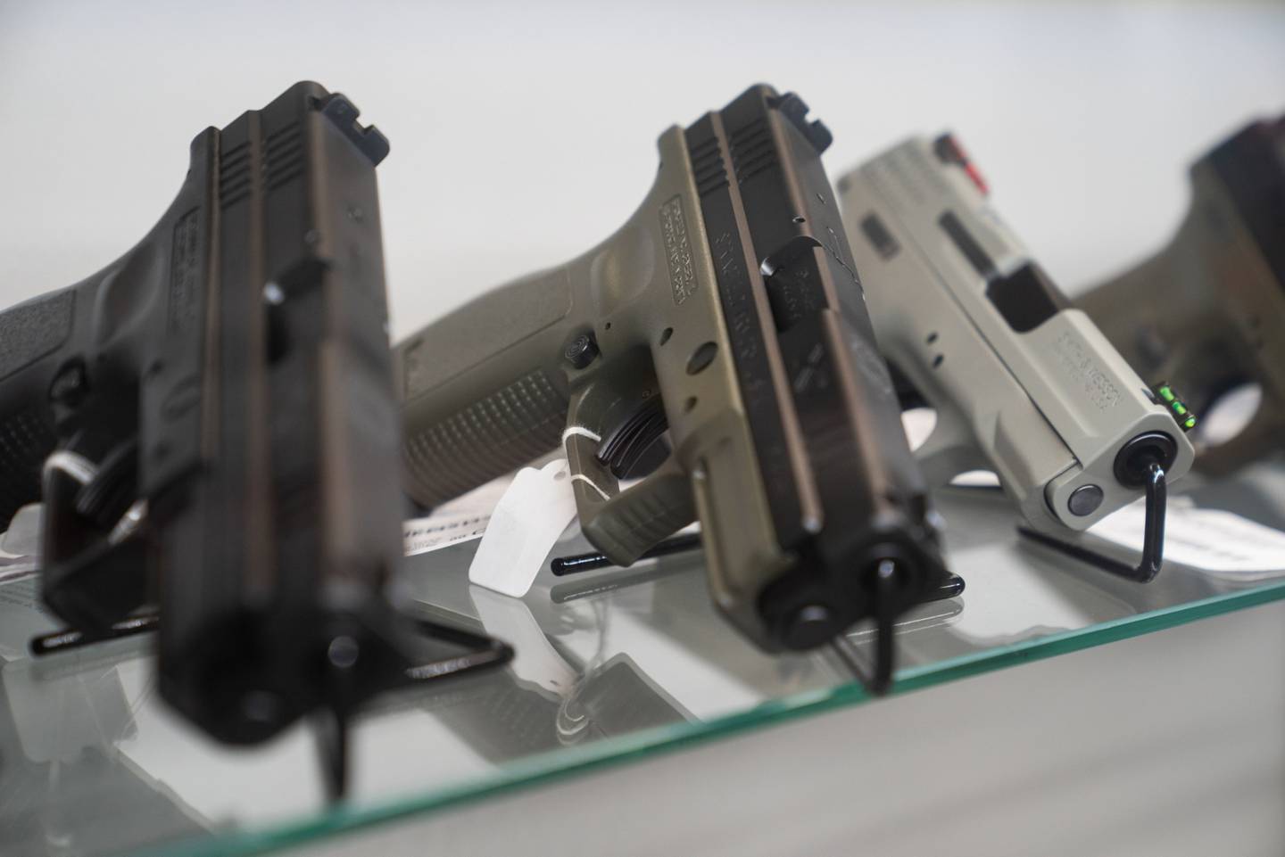 Pistolas semiautomáticas Smith & Wesson Brands Inc. y Springfield Armory Inc. a la venta en la tienda Hiram's Guns.
