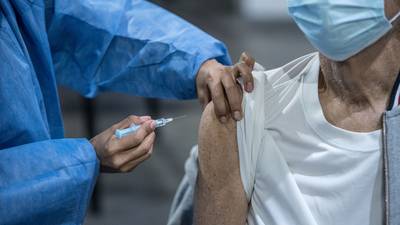 Trombos por vacunas son raros, pero pueden ser ‘devastadores’dfd