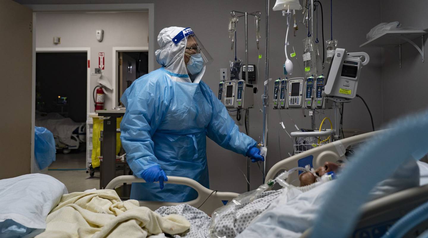 Un miembro del personal médico atiende a un paciente en la Unidad de Cuidados Intensivos Covid-19 de un hospital de Houston, Texas, el 8 de noviembre.