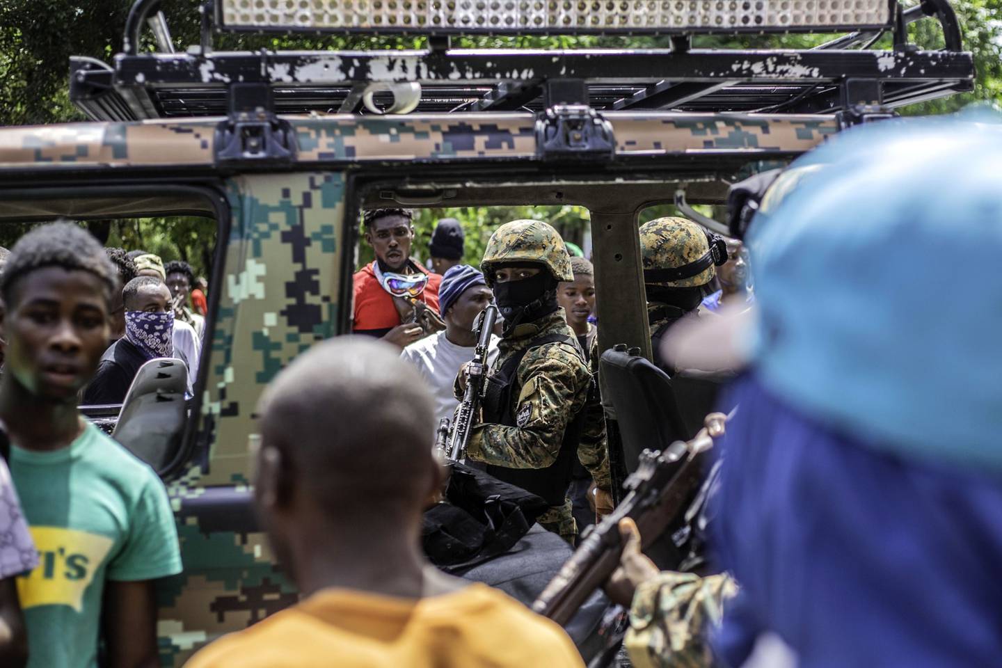 Un soldado patrulla las calles de Haití tras el asesinato del presidente Jovenel Moïse