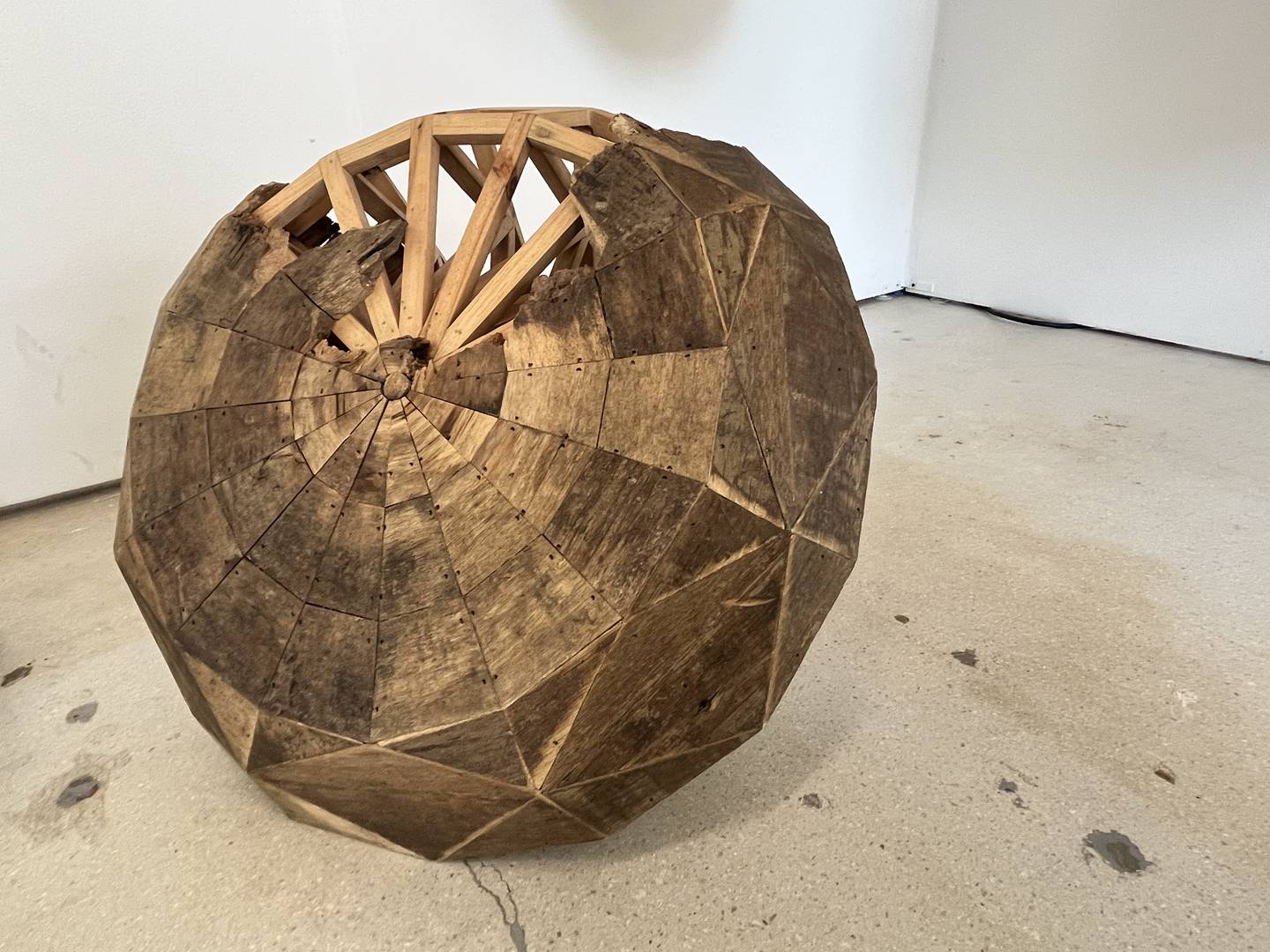 A diamond made of recycled wood by Alejandro Tobóndfd