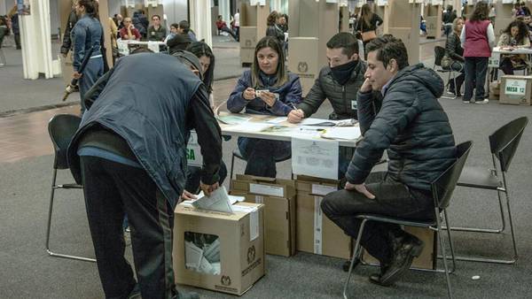 Elecciones en Colombia: nueva encuesta deja dudas de cuál será la segunda vueltadfd