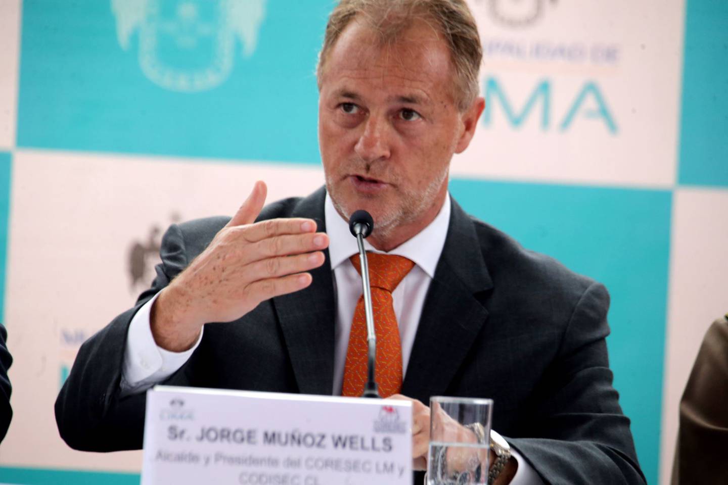 Jorge Muñoz Wells fue alcalde del distrito de Miraflores en Lima, Perú, entre el 1 de enero de 2011 hasta el 31 de diciembre de 2018. Fue electo como alcalde de Lima Metropolitana en las elecciones del 2018.​