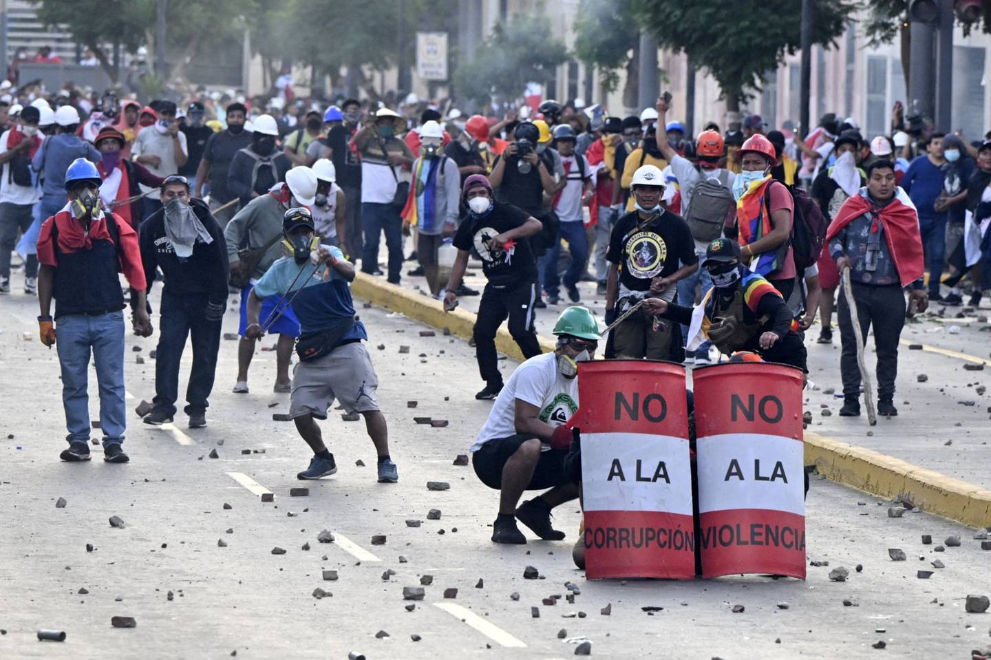 Manifestantes y policía antidisturbios durante los enfrentamientos en Lima el 24 de enero. Fotógrafo: Ernesto Benavides/AFP/Getty Imagesdfd