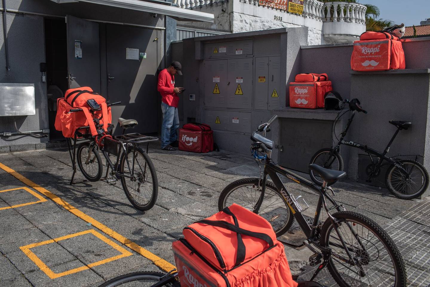 Mochilas aislantes Rappi cerca de bicicletas en Sao Paulo, Brasil, el miércoles 1 de abril de 2020. Mientras la pandemia de coronavirus estrangula las economías y deja a la gente sin trabajo, los repartidores de comida compiten por los pedidos.