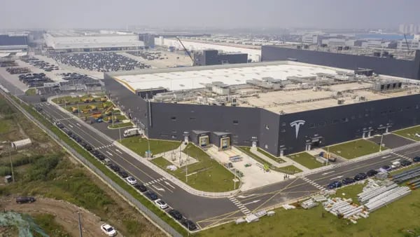 AMLO amaga con negar permisos para fábrica de Tesla en Nuevo Leóndfd
