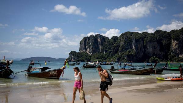 Tailandia impondrá una tasa de entrada a viajeros extranjeros: cuánto saldrádfd