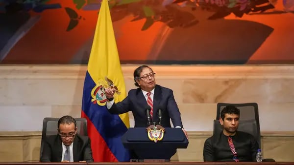 Petro presenta un plan poco probable para rehacer la Constitución de Colombiadfd