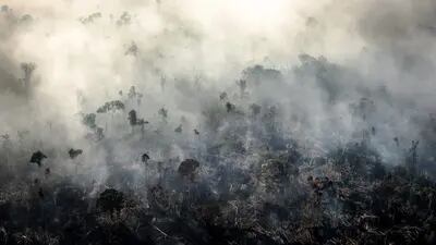 Fumaça sobe com incêndio na Floresta Amazônica nesta fotografia aérea tirada acima da região de Candeias do Jamari em Porto Velho, estado de Rondônia