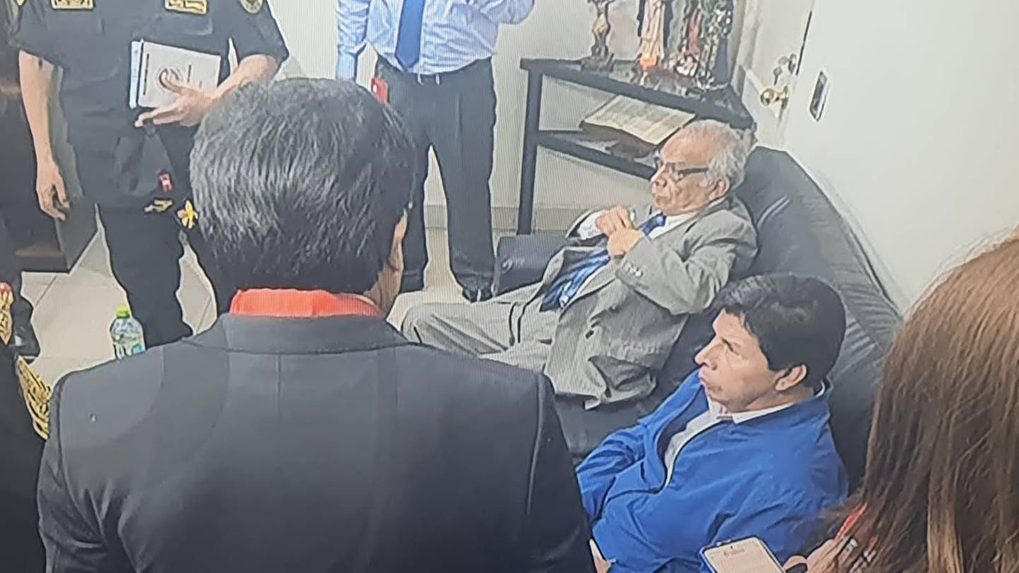 El hasta hoy mandatario peruano, Pedro Castillo, fue intervenido por la Policía Nacional de Perú. Se encuentra detenido y acompañado por su exprimer ministro, Aníbal Torres.