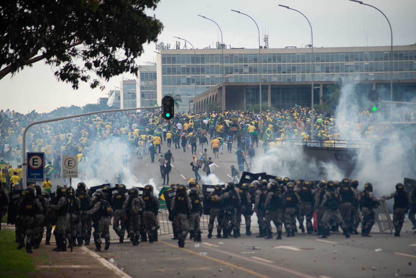 Simpatizantes de Bolsonaro se enfrentan a las fuerzas del orden frente al Congreso en Brasilia.