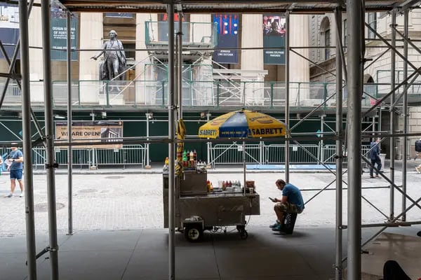 Un vendedor hace una pausa fuera de la Bolsa de Nueva York en el distrito financiero de Nueva York el 14 de junio de 2022.