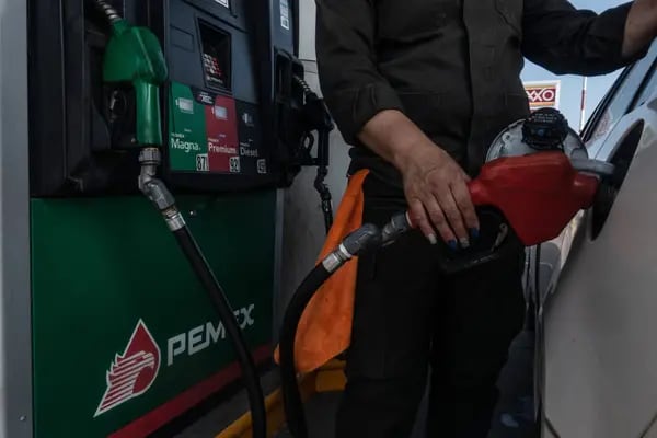 Un trabajador carga combustible a un vehículo en una gasolinera de la marca de Petróleos Mexicanos (Pemex), la petrolera estatal de México