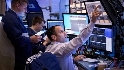 Wall Street sube tras minutas de la Fed; Ipsa e Ibovespa vuelven a caer en LatAmdfd